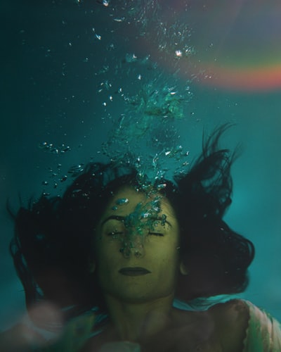 水下穿白色背心的女人
